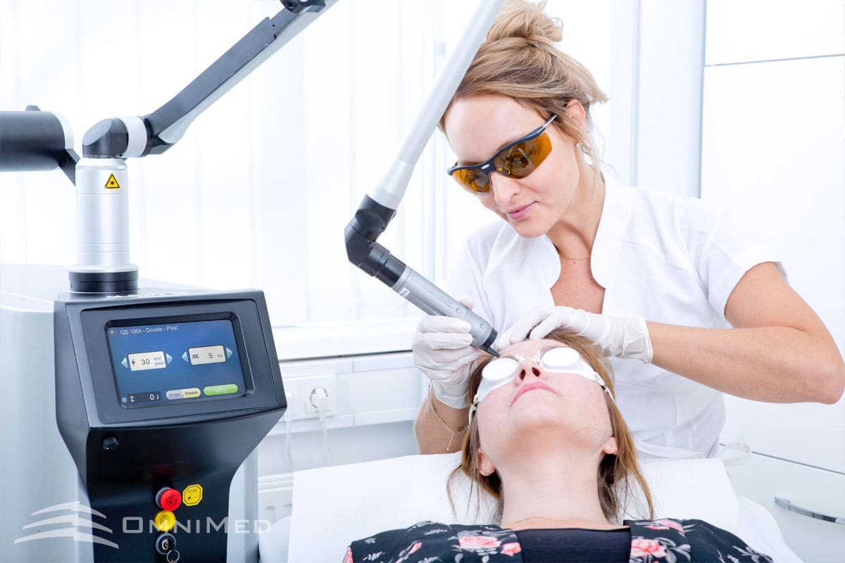Laserbehandlung im Gesicht zur Hautstraffung bei OmniMed